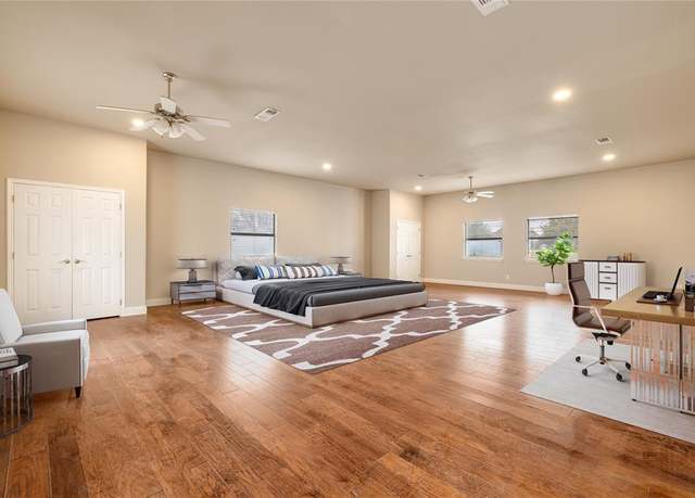 Property at 102 Bowie Cv, Gainesville, TX 76240, 5 beds, 3 baths