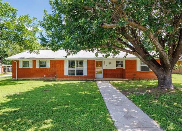 Property at 3900 Oakdale Dr, Brownwood, TX 76801, 3 beds, 2 baths