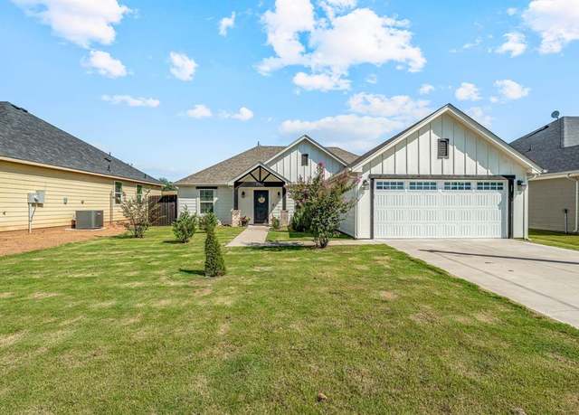 Property at 2414 Creek Dr, Granbury, TX 76048, 3 beds, 2 baths