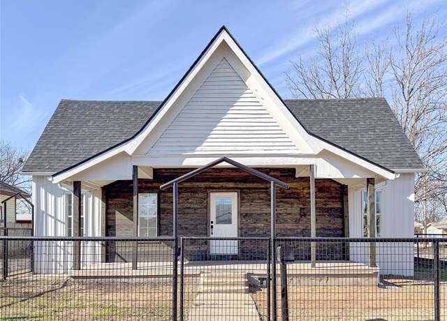 Property at 2004 Wright St, Greenville, TX 75401, 3 beds, 2 baths