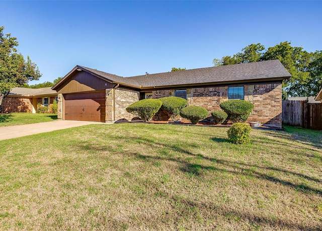 Property at 1300 Steinburg Ln, Fort Worth, TX 76134, 3 beds, 2 baths