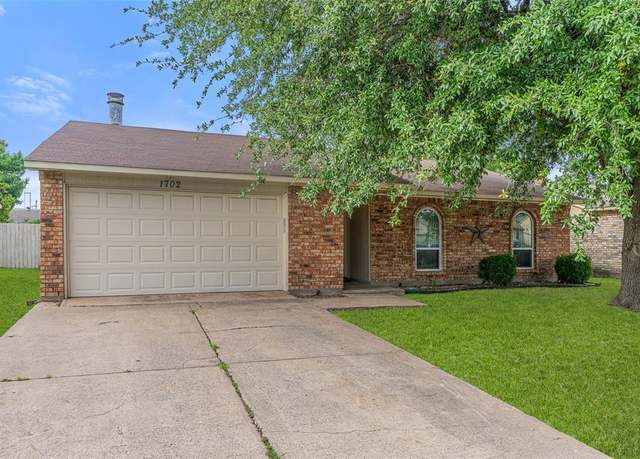 Property at 1702 Santa Fe Trl, Grand Prairie, TX 75052, 3 beds, 2 baths