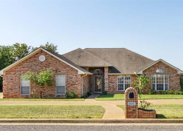 Property at 904 Van Winkle Cir, Athens, TX 75751, 3 beds, 2 baths