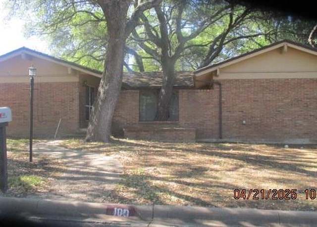 Property at 100 Lakeview Ct, Brownwood, TX 76801, 3 beds, 2 baths