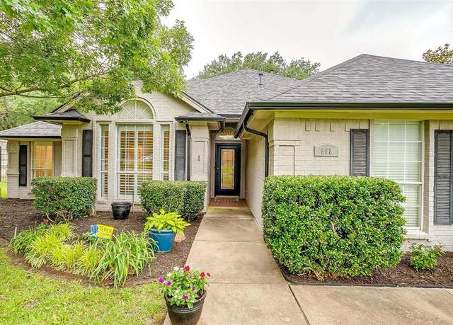 Property at 808 Oak Crest Rd, Burleson, TX 76028, 3 beds, 2 baths