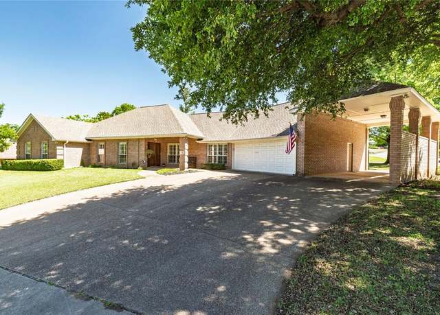 Property at 703 W Simmons St, Weatherford, TX 76086, 3 beds, 2.5 baths