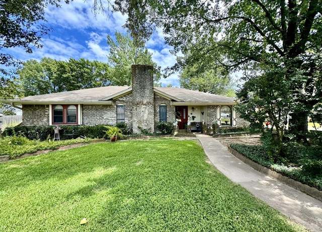Property at 1220 N Collegiate Dr, Paris, TX 75460, 3 beds, 2 baths