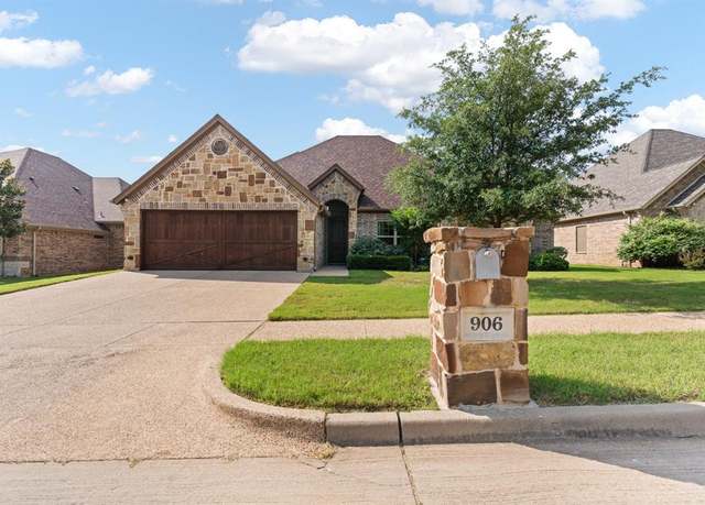 Property at 906 Joshua Ct, Granbury, TX 76048, 4 beds, 2 baths
