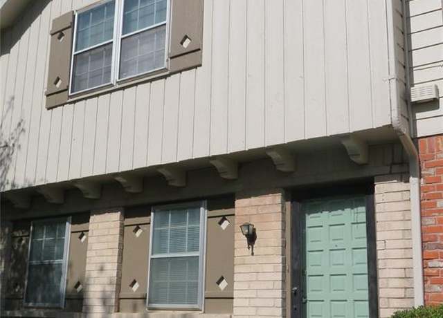 Property at 20 W Townhouse Ln, Grand Prairie, TX 75052, 3 beds, 2.5 baths