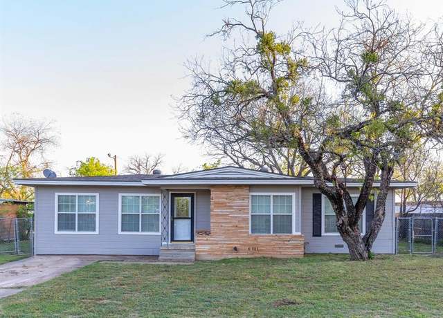Property at 616 E 10th St, Baird, TX 79504, 3 beds, 2 baths