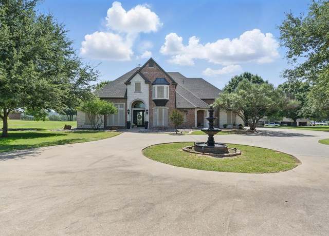 Property at 1901 Yucatan Dr, Granbury, TX 76048, 4 beds, 4 baths