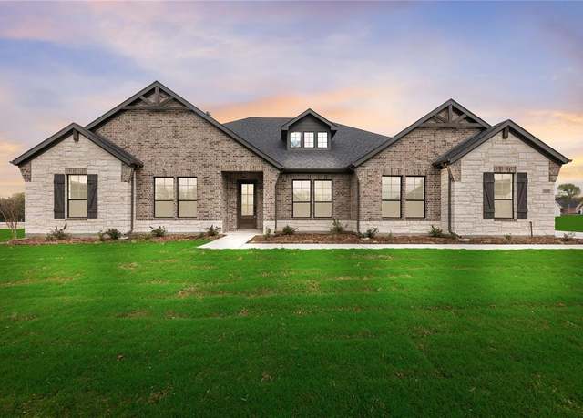 Property at 1055 Julian Dr, Van Alstyne, TX 75495, 4 beds, 2.5 baths