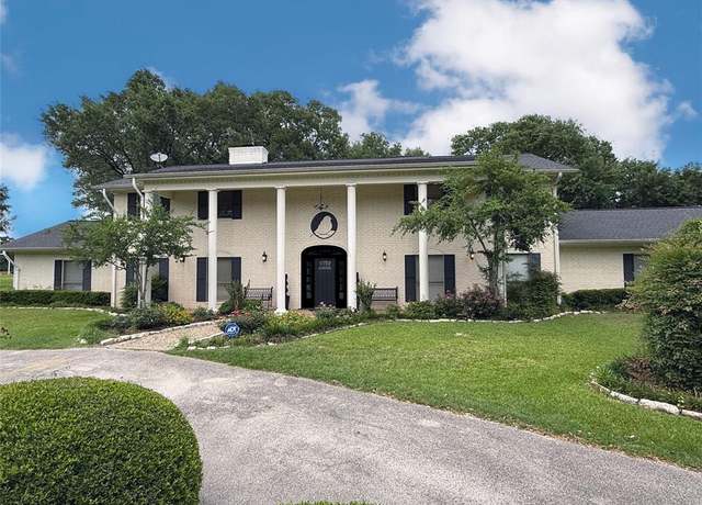 Property at 601 E Collard St, Madisonville, TX 77864, 5 beds, 5 baths