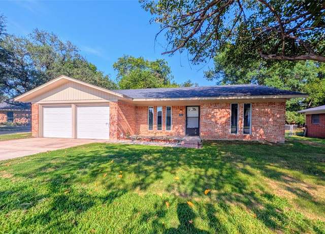 Property at 408 Hillside Dr, Gainesville, TX 76240, 3 beds, 2 baths