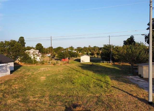 Property at 305 Ussery St, Bowie, TX 76230
