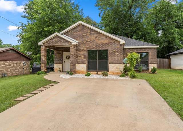 Property at 803 E 9th St, Mount Pleasant, TX 75455, 3 beds, 2 baths