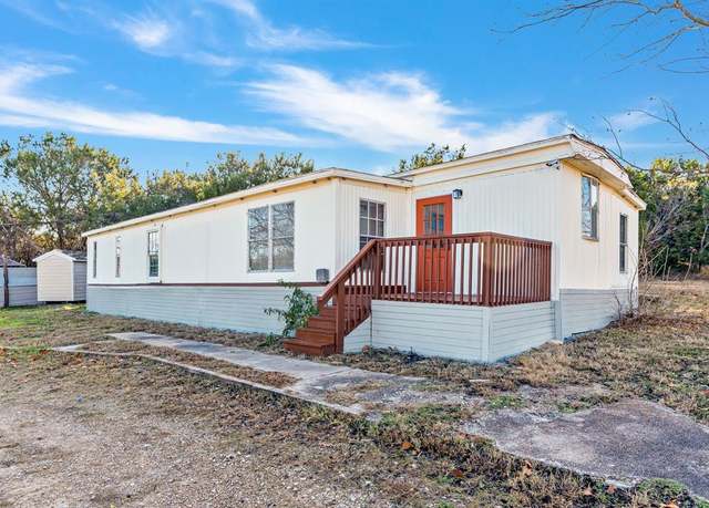 Property at 403 Skyline Dr, Granbury, TX 76048, 3 beds, 2 baths