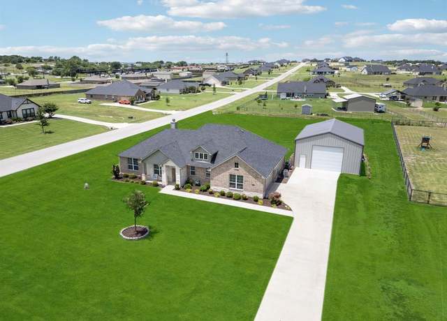 Property at 1001 Boulder Rd, Weatherford, TX 76085, 3 beds, 2 baths