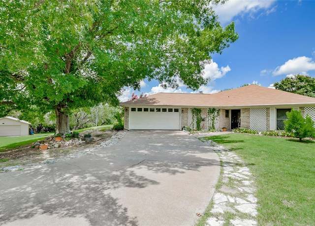 Property at 300 Saddleview Ct, Granbury, TX 76048, 3 beds, 2 baths