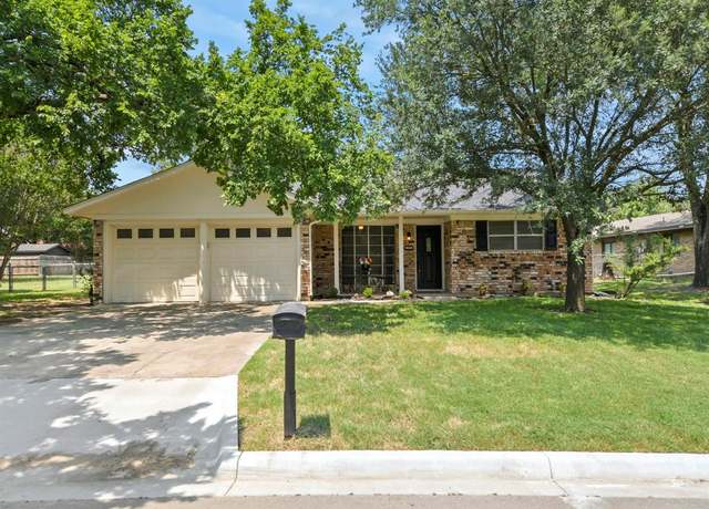 Property at 2005 Maplewood Dr, Gainesville, TX 76240, 3 beds, 2 baths