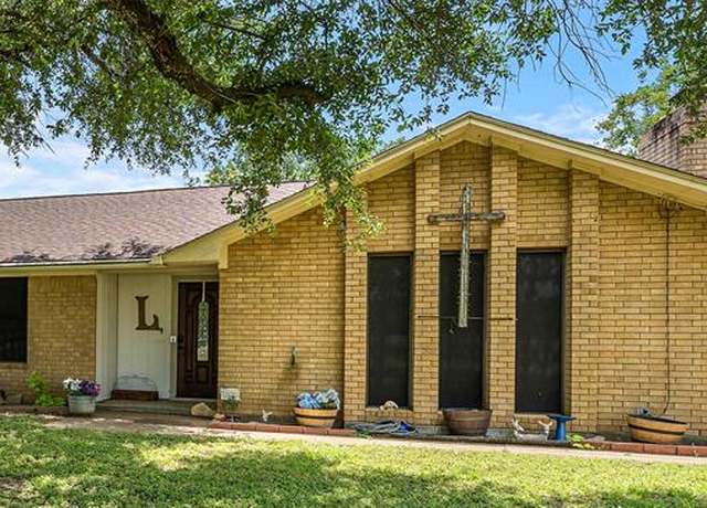 Property at 137 Oakview Cir, Waco, TX 76705, 3 beds, 2 baths