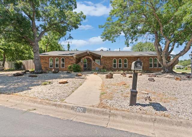 Property at 800 Meadowview Dr, Crowley, TX 76036, 5 beds, 2 baths