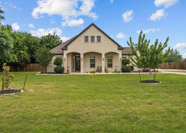 Property at 221 Mckinley Cir, Waxahachie, TX 75167, 3 beds, 2.5 baths