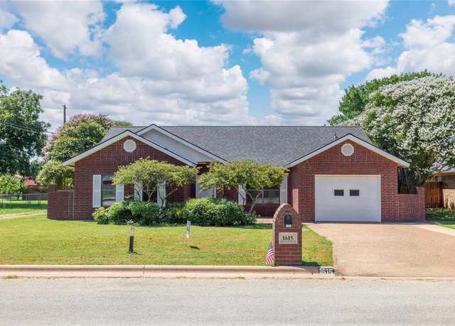 Property at 1615 Southgate Dr, Brownwood, TX 76801, 3 beds, 2 baths