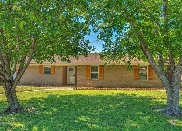 Property at 1507 Linda St, Bowie, TX 76230, 3 beds, 2 baths