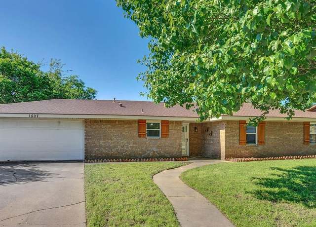 Property at 1507 Linda St, Bowie, TX 76230, 3 beds, 2 baths