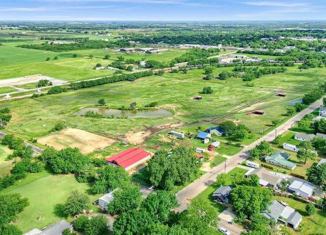 Property at 629 Broadway St, Whitesboro, TX 76273, 3 beds, 2 baths