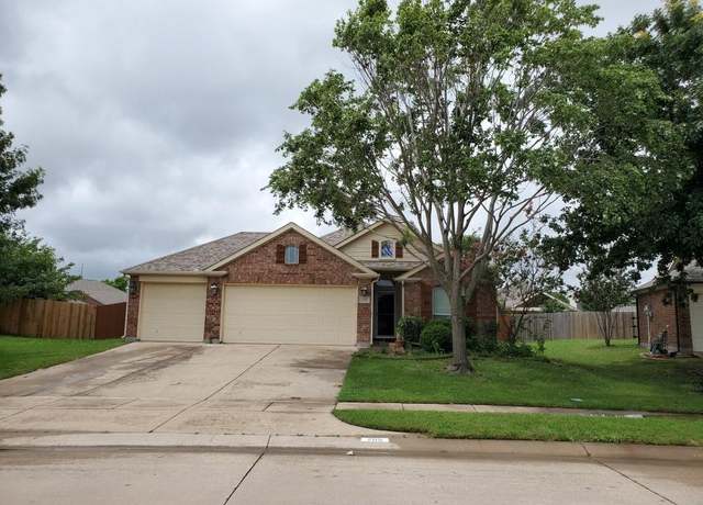 Property at 205 Bear Trl, Waxahachie, TX 75165, 3 beds, 2 baths