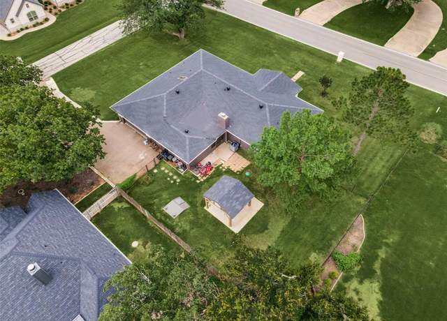 Property at 6920 Westover Dr, Granbury, TX 76049, 5 beds, 3 baths