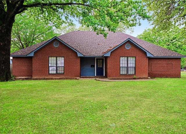 Property at 250 29th St SW, Paris, TX 75460, 4 beds, 3 baths