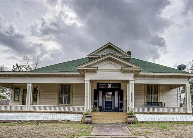 Property at 1515 Caddo St, Commerce, TX 75428, 3 beds, 2 baths