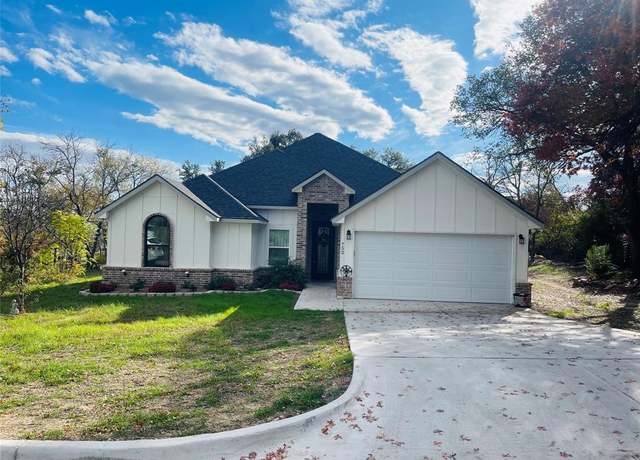 Property at 752 Common St, Weatherford, TX 76086, 4 beds, 2 baths