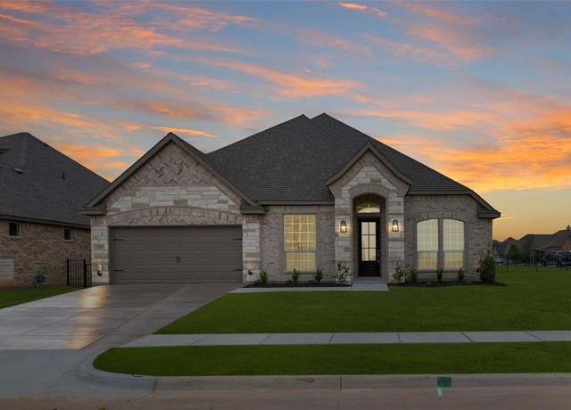 Property at 325 Bowrider Ln, Granbury, TX 76049, 4 beds, 2.5 baths