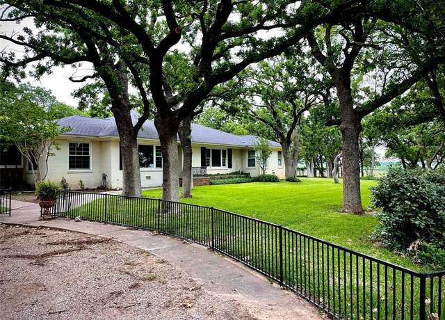 Property at 1265 S Main St, Jacksboro, TX 76458, 4 beds, 3.5 baths