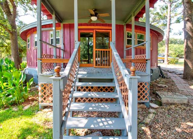 Property at 400 Oak St, Nocona, TX 76255, 2 beds, 1 bath