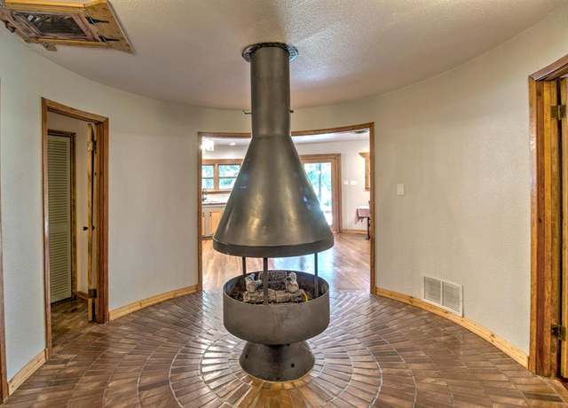 Property at 400 Oak St, Nocona, TX 76255, 2 beds, 1 bath