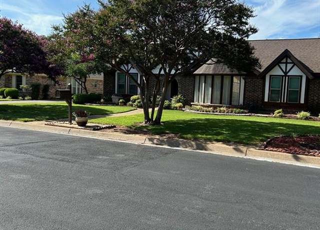 Property at 333 Baker Dr, Hurst, TX 76054, 3 beds, 2 baths