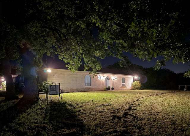 Property at 522 W 7th St, Weatherford, TX 76086, 3 beds, 2 baths