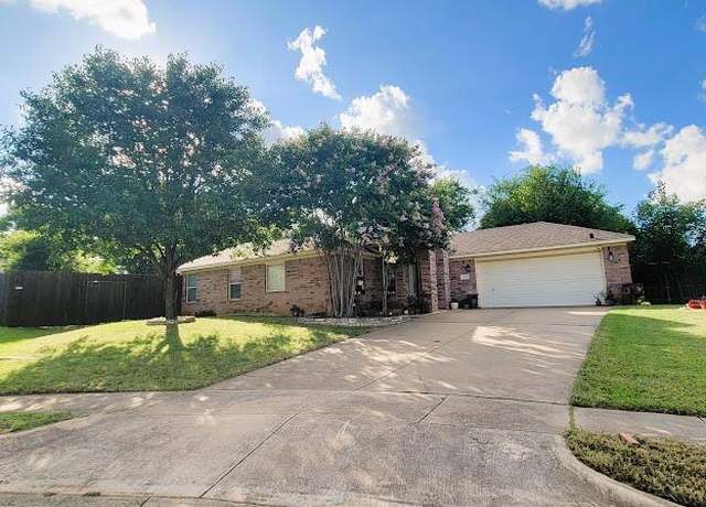Property at 700 Auburndale Dr, Euless, TX 76040, 3 beds, 2 baths