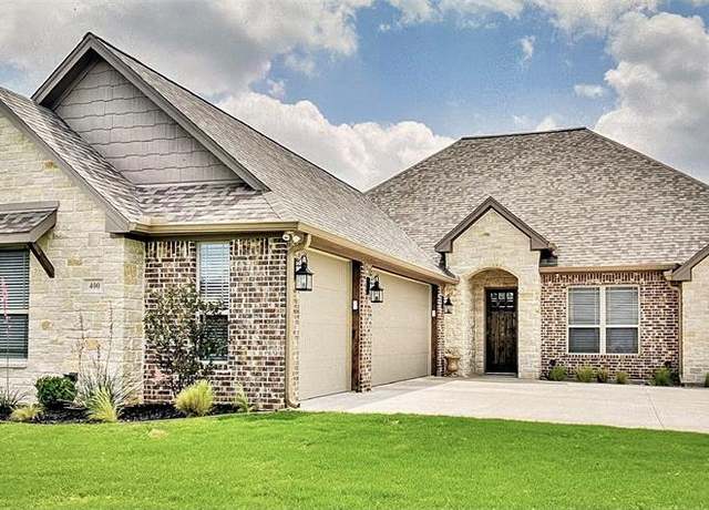 Property at 400 Fowler Dr, Granbury, TX 76048, 4 beds, 2.5 baths