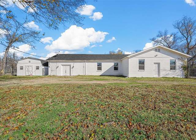 Property at 401 E Buffalo St, Forney, TX 75126, 5 beds, 2 baths