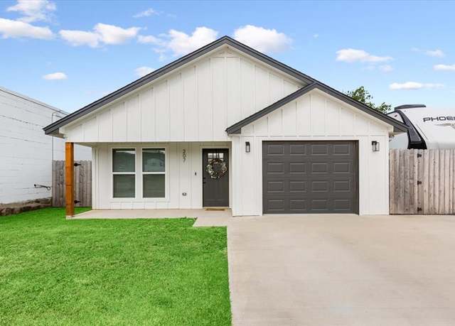 Property at 207 S Madison St, Mcgregor, TX 76657, 3 beds, 2 baths