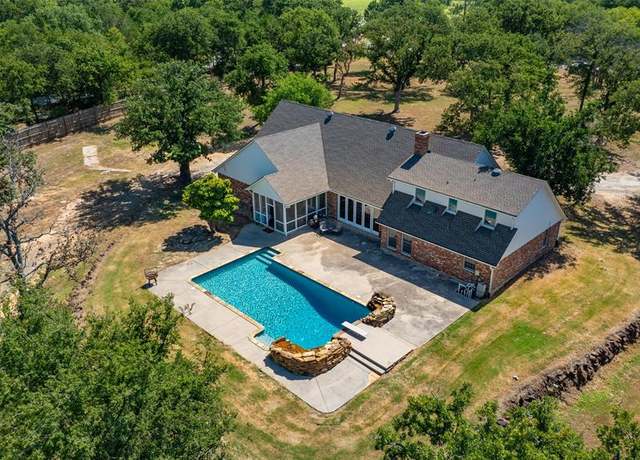Property at 411 Center Hill Rd, Gainesville, TX 76240, 4 beds, 2.5 baths
