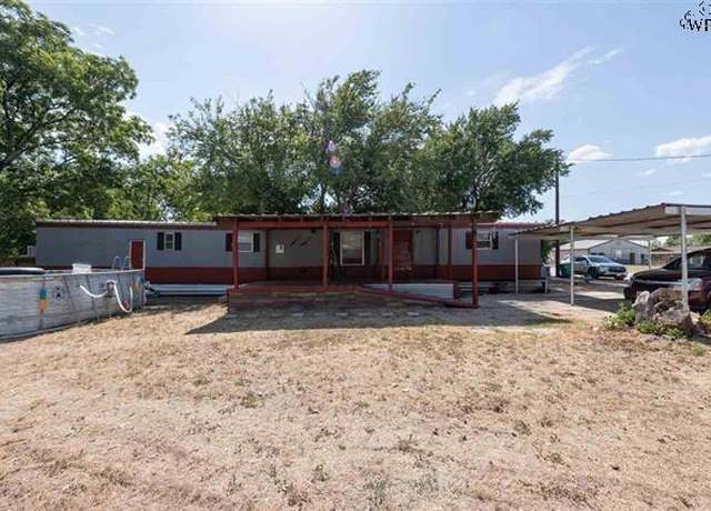 Property at 1015 E Commerce St, Henrietta, TX 76365, 2 beds, 2 baths