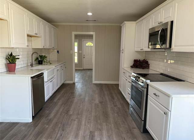 Property at 1114 N Oak St, Leonard, TX 75452, 3 beds, 3 baths