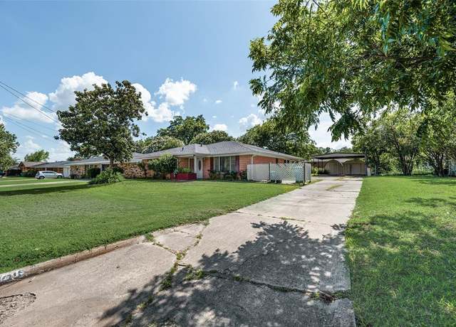 Property at 1109 Elmwood St, Gainesville, TX 76240, 3 beds, 1.5 baths